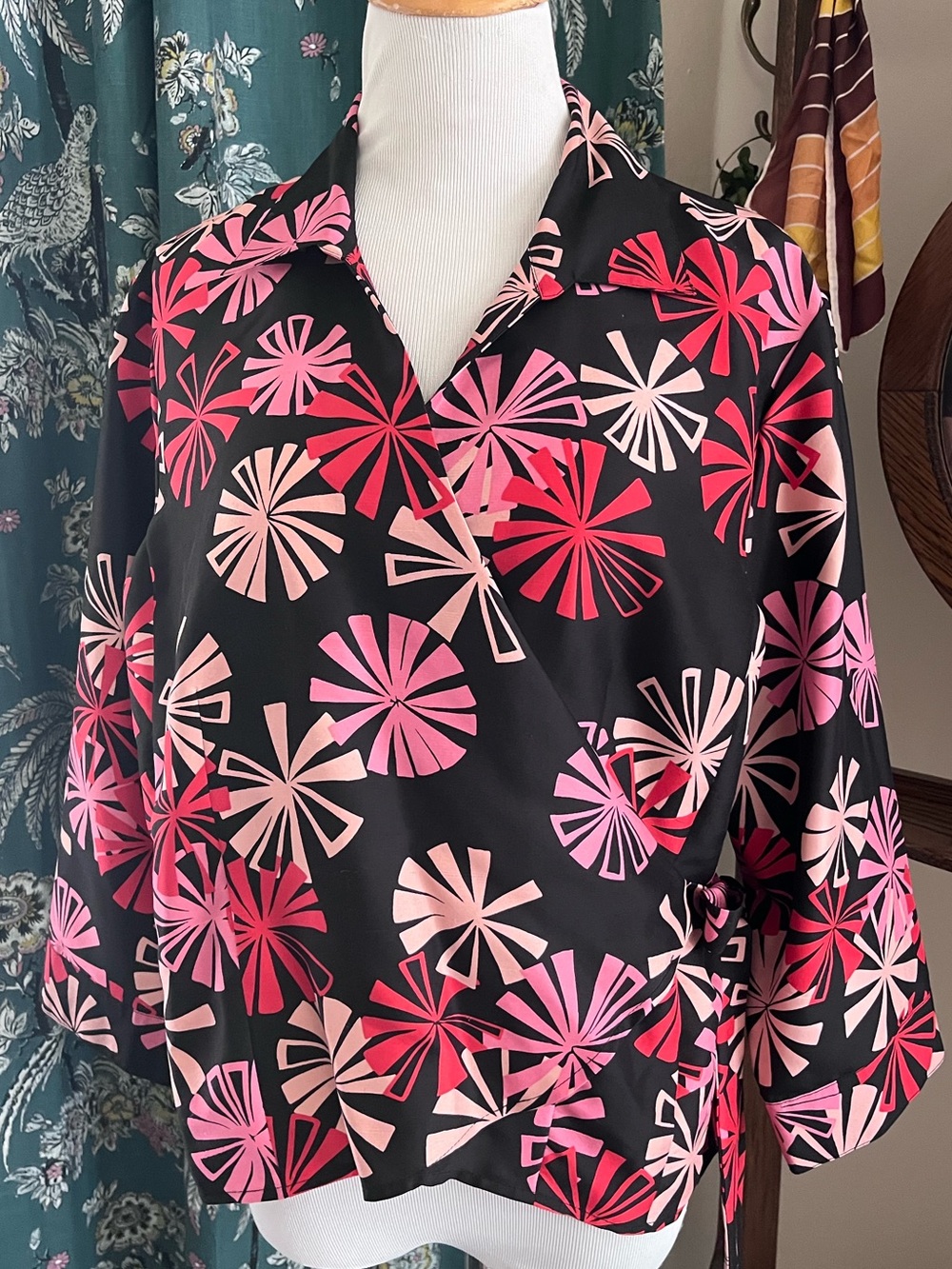 Outfit JPR Silk Crossover V-neck Wrap Tie Geometric Pinwheel Top
